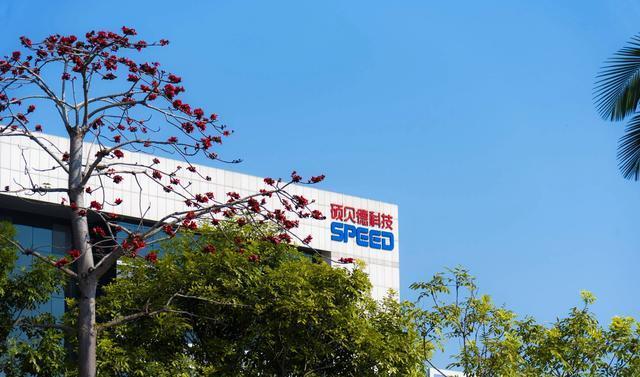 硕贝德获得发明专利授权:“一种低剖面宽带高隔离度基站天线”-第3张图片